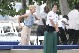 CU-Rachael Taylor films on the set of Charlie's Angels in Miami-16.jpg