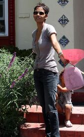 CU-Halle Berry gets angry at the paparazzi in Los Angeles-03.jpg