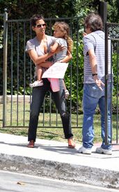 CU-Halle Berry gets angry at the paparazzi in Los Angeles-05.jpg