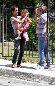 CU-Halle Berry gets angry at the paparazzi in Los Angeles-07.jpg