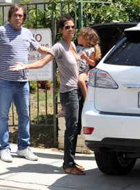 CU-Halle Berry gets angry at the paparazzi in Los Angeles-11.jpg