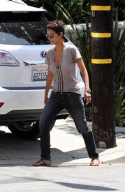 CU-Halle Berry gets angry at the paparazzi in Los Angeles-12.jpg