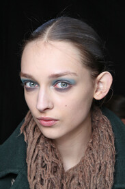 Cacharel_Fall_2011_Backstage_yx_Zcgofweg_Ox.jpg