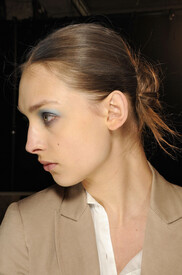 Cacharel_Fall_2011_Backstage_n910_QOA80qqx.jpg