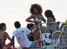 Celebutopia_net_Rihanna24.jpg