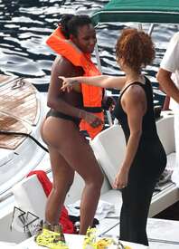 rihanna_portofino_celebikini02.jpg