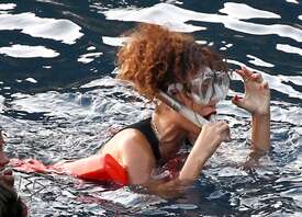 rihanna_portofino_celebikini05.jpg