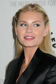 smnxs-6GGE7J38N3_Elisha_Cuthbert_at_Happy_Endings_Event019.jpg