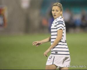 05 Kabarxsepakbola Picts Laure Boulleau- Tembok Cantik Pertahanan Timnas Wanita Prancis.jpg