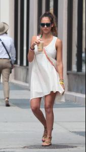 morePreppie_Jessica_Alba_takes_her_daughters_to_Central_Park_36_m__7_.jpg