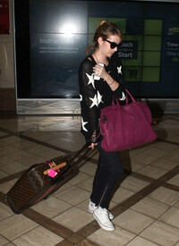 Emma_Roberts_Touches_Down_LAX_q82_Q33_Gdrn1l.jpg