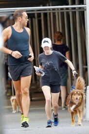 Amanda_Seyfried_goes_run_pal_dog_Finn_New_3_YKDM6.jpg