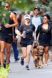 Amanda_Seyfried_goes_run_pal_dog_Finn_New_b_EPg_Ui.jpg