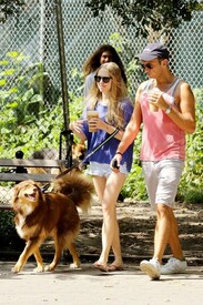 Amanda_Seyfried_goes_run_pal_dog_Finn_New_f-_YRll.jpg