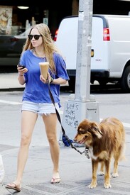 Amanda_Seyfried_goes_run_pal_dog_Finn_New_Ic_Fhcw.jpg