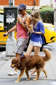 Amanda_Seyfried_goes_run_pal_dog_Finn_New_j24s5_K.jpg