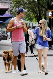 Amanda_Seyfried_goes_run_pal_dog_Finn_New_q8an59.jpg