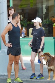 Amanda_Seyfried_goes_run_pal_dog_Finn_New_q_JSRRc.jpg