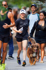 Amanda_Seyfried_goes_run_pal_dog_Finn_New_r1_AACE.jpg