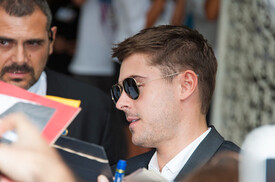 Zac_Efron_spotted_before_Any_Price_photocall_f_Cd.jpg