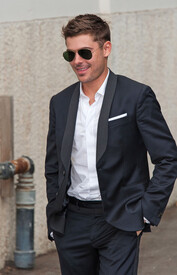 Zac_Efron_spotted_before_Any_Price_photocall_k_Vr.jpg