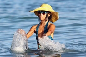 Bai Ling on the beach in Hawaii 19.8.2012_15.jpg