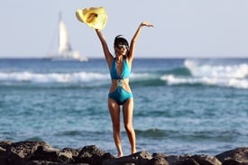 Bai Ling on the beach in Hawaii 19.8.2012_45.jpg