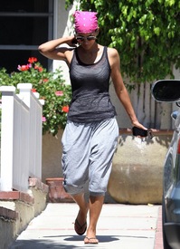 Halle Berry grocery shopping in Burbank 9.8. 2012_04.jpg