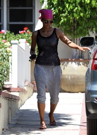 Halle Berry grocery shopping in Burbank 9.8. 2012_05.jpg