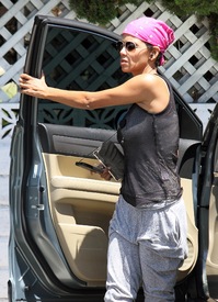 Halle Berry grocery shopping in Burbank 9.8. 2012_07.jpg