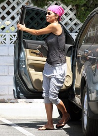 Halle Berry grocery shopping in Burbank 9.8. 2012_08.jpg