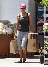 Halle Berry grocery shopping in Burbank 9.8. 2012_13.jpg