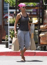 Halle Berry grocery shopping in Burbank 9.8. 2012_15.jpg