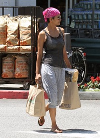 Halle Berry grocery shopping in Burbank 9.8. 2012_17.jpg