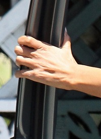 Halle Berry grocery shopping in Burbank 9.8. 2012_19.jpg