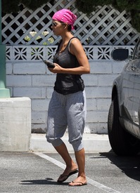 Halle Berry grocery shopping in Burbank 9.8. 2012_21.jpg