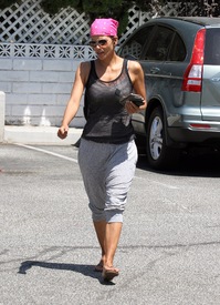 Halle Berry grocery shopping in Burbank 9.8. 2012_22.jpg