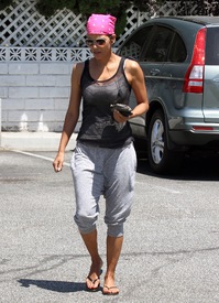 Halle Berry grocery shopping in Burbank 9.8. 2012_23.jpg