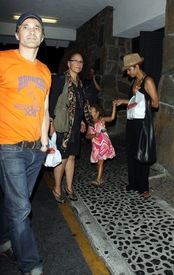 Halle Berry leaving restaurant Benihana in Hollywood 10.8.2012_03.jpg