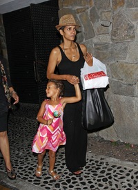 Halle Berry leaving restaurant Benihana in Hollywood 10.8.2012_04.jpg