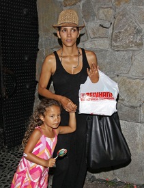 Halle Berry leaving restaurant Benihana in Hollywood 10.8.2012_06.jpg