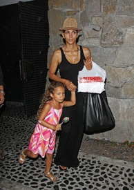 Halle Berry leaving restaurant Benihana in Hollywood 10.8.2012_07.jpg