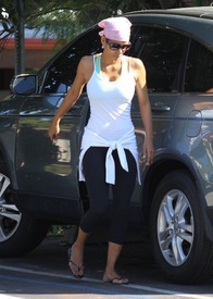 Halle Berry out and about in Beverly Hills 13.8. 2012_05.jpg