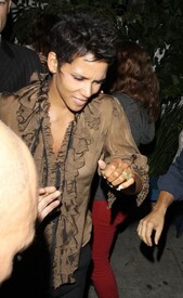 Halle Berry celebrated her 46th birthdayat the Little Door Restaurant in Los Angeles 15.8.2012_04.jpg