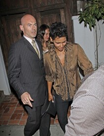 Halle Berry celebrated her 46th birthdayat the Little Door Restaurant in Los Angeles 15.8.2012_05.jpg