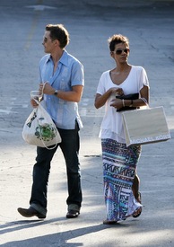 Halle Berry shopping in Studio City 18.8.2012_02.jpg