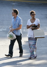Halle Berry shopping in Studio City 18.8.2012_03.jpg