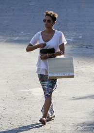 Halle Berry shopping in Studio City 18.8.2012_04.jpg