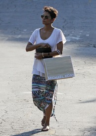 Halle Berry shopping in Studio City 18.8.2012_05.jpg