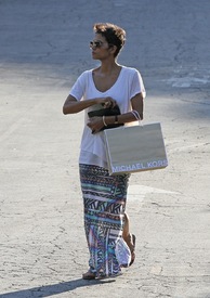 Halle Berry shopping in Studio City 18.8.2012_08.jpg